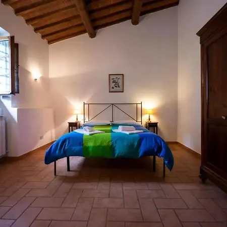 Charming In Loro Ciuffenna, 110 M² With Shared Pool. アパート